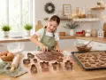 Fröhliches Backen mit Kindern: Ein Mädchen schneidet mit Ausstechern Weihnachtsplätzchen aus Teig. Auf dem Blech warten schon viele fertige Kekse.