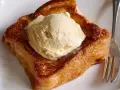 Torrijas con pan brioche, doradas y crujientes, coronadas con una generosa bola de helado de vainilla. Un postre irresistible.