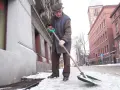 Czy wolno sypać solą chodniki? Sprawdź przepisy i alternatywy
