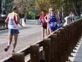 Atleti in piena corsa all'indietro, con il numero 1025 in primo piano. La gara è intensa e la concentrazione sui volti è palpabile.