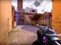 Postać z bronią w ręku na tle miasta z latającymi wyspami. Czy Valorant jest na PS4? Nie, gra jest dostępna tylko na PC.