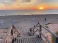 Sonnenuntergang am Strand von Sylt. Strandkörbe warten auf Besucher, die die schönen Ausflugsziele Sylt genießen.