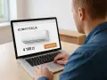 Sprawdzam, ile kosztuje montaż klimatyzacji. Na ekranie laptopa widzę cenę 4100 zł i przycisk "Do koszyka".