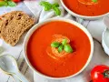 Cremige Tomatensuppe, ein tolles Rezept mit frischen Tomaten, garniert mit Basilikum und einem Klecks Sahne. Dazu knuspriges Brot.
