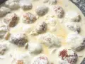 Pyszne klopsiki w sosie śmietanowym, gotujące się na patelni. Aromatyczne danie, które zachwyci każdego.