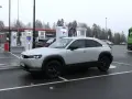 Biała Mazda MX-30 na stacji ładowania Ionity. Zastanawiasz się nad jej zasięg? To idealne miejsce, by sprawdzić!