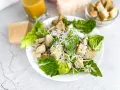 Sałatka Cezar: Przepis idealny? Zrób ją jak z restauracji!