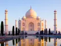El Taj Mahal, un mausoleo de mármol blanco, se refleja en el agua. Es una maravilla arquitectónica, un símbolo de amor eterno.