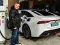 Mężczyzna tankuje białą Toyotę Mirai na jednej z pierwszych stacji wodorowych w Polsce.