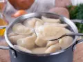 Jak odgrzać ugotowane pierogi? 4 metody na idealny smak