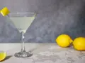 Orzeźwiający Sidecar czy klasyczny White Lady? Oba koktajle z cytryną, jeden z nich czeka na Ciebie.