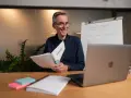 Lehrer erklärt auf Englisch "Future Simple", ein Adjektiv oder Adverb, mit einem Lächeln.