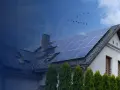 Dom z panelami fotowoltaicznymi na dachu. Polenergia dla przyszłości.
