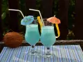 Drinki z parasolką: 8 przepisów, triki barmana i DIY na lato!