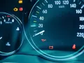 Armaturenbrett mit leuchtenden Warnlampen: Batterie, Öl, Airbag. Die Lichtmaschine defekt ohne Kontrollleuchte ist ein Problem.
