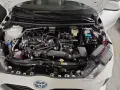 Silnik Toyoty Yaris Hybrid. Akumulator 12V znajduje się pod maską, po prawej stronie, za skrzynką bezpieczników.