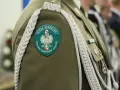 Emblemat "Straż Graniczna Polish Border Guard" na mundurze. Służba w straży granicznej to odpowiedzialność.