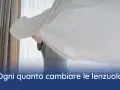 Persona che cambia le lenzuola, un gesto di cura per capire ogni quanto cambiare le lenzuola e mantenere un ambiente fresco e igienico.