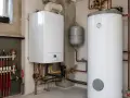 Sistema de calefacción con caldera de condensación y acumulador de agua caliente sanitaria, parte de una caldera con bomba de calor.