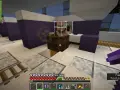 Aldeano Minecraft en su puesto de trabajo, rodeado de bloques morados y blancos. El jugador sostiene un pico de diamante.