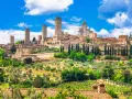 Słoneczna Toskania z wieżami San Gimignano. Idealna pogoda na zwiedzanie średniowiecznego miasta i podziwianie krajobrazów.