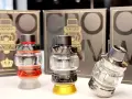 Tres atomizadores Uwell Crown V en rojo, negro y plateado, con sus cajas de fondo.