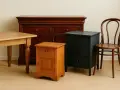Meuble en bois, une commode sombre, une petite armoire bois miel et une chaise courbée. Idéal pour une rénovation.
