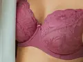 Koronkowe, różowe 36dd biustonosz, ukryty za zasłoną.