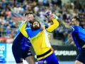 Zacięta walka na parkiecie: Vive Kielce kontra Wisła Płock. Piłkarze walczą o każdą piłkę w emocjonującym meczu.