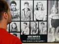 Un homme regarde des archives numérisées : portraits d'enfants et d'adultes d'une autre époque.