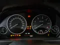 Cruscotto auto con spie accese, tra cui quella della pressione gomme a caldo o freddo.