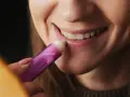 Usta, które potrzebują nawilżenia, bo są spierzchnięte. Aplikacja pomadki ochronnej.