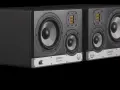 Dwa monitory studyjne EVE Audio SC307 z trzema przetwornikami każdy, idealne do precyzyjnego miksowania.