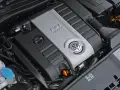 Silnik Volkswagen z napisem FSI TURBO. Widoczny jest symbol marki i elementy układu dolotowego.