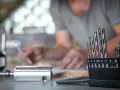 Zestaw wierteł do metalu czeka na użycie. Zrozumienie, jak wiercić w metalu, jest kluczowe dla każdego majsterkowicza.