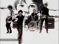 Le groupe rock irlandais U2, icône des années 80, en pleine performance.