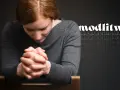 Kobieta z rudymi włosami pochyla głowę w modlitwie. Jej dłonie są złożone, a na palcu nosi pierścionek. Tekst "modlitwa" pojawia się obok niej, sugerując moc tej chwili.