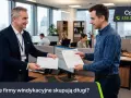 Dwóch mężczyzn w biurze wymienia dokumenty. Pytanie brzmi: za ile firmy windykacyjne skupują długi?