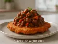 Placek po węgiersku – sycące danie z mięsem i warzywami na chrupiącym placku ziemniaczanym. Idealny przepis na obiad.