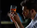 Facet cieszy się z whisky jak dziecko – radość z każdej kropli