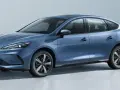 Niebieski BYD Seal 5 DM-i, elegancki sedan z panoramicznym dachem, prezentuje się na jasnym tle.