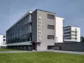 Bâtiment emblématique du mouvement Bauhaus, avec son architecture fonctionnelle et ses grandes fenêtres vitrées.