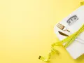 Waga, miarka i sztućce symbolizują drogę do osiągnięcia stanu ketozy i utraty wagi.