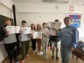 Dzieci prezentują swoje prace, które przypominają ikarowe loty ku marzeniom.