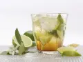 Orzeźwiająca Caipirinha z limonką i lodem. Idealny przepis na lato.
