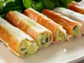 Canelones de verano rellenos de aguacate y huevo, listos para disfrutar en un día soleado.