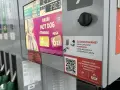 Na dystrybutorze Orlen widać ceny paliw i promocję na hot dogi. Można tu też zapłacić za pomocą aplikacji mobilnych, korzystając z opcji Orlen Pay.