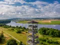 Wieża widokowa Mściwojów oferuje wspaniałe widoki na rzekę, pola i wzgórza.