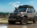 Nowy Toyota Land Cruiser 100 gotowy na przygodę, z bagażnikiem dachowym i terenowymi oponami, w błotnistym krajobrazie.