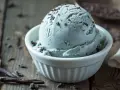 Ein Löffel cremiges Lakritzeis mit Schokostückchen, perfekt zum Lakritzeis selber machen.